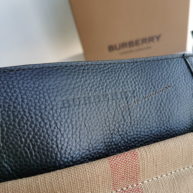 Burberry專櫃新款男士休閒單肩包 巴寶莉牛皮配原單黃麻面料肩背包 yxb1059